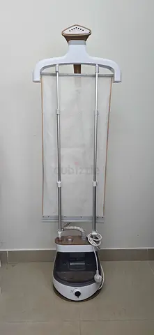 Upright garment steamer