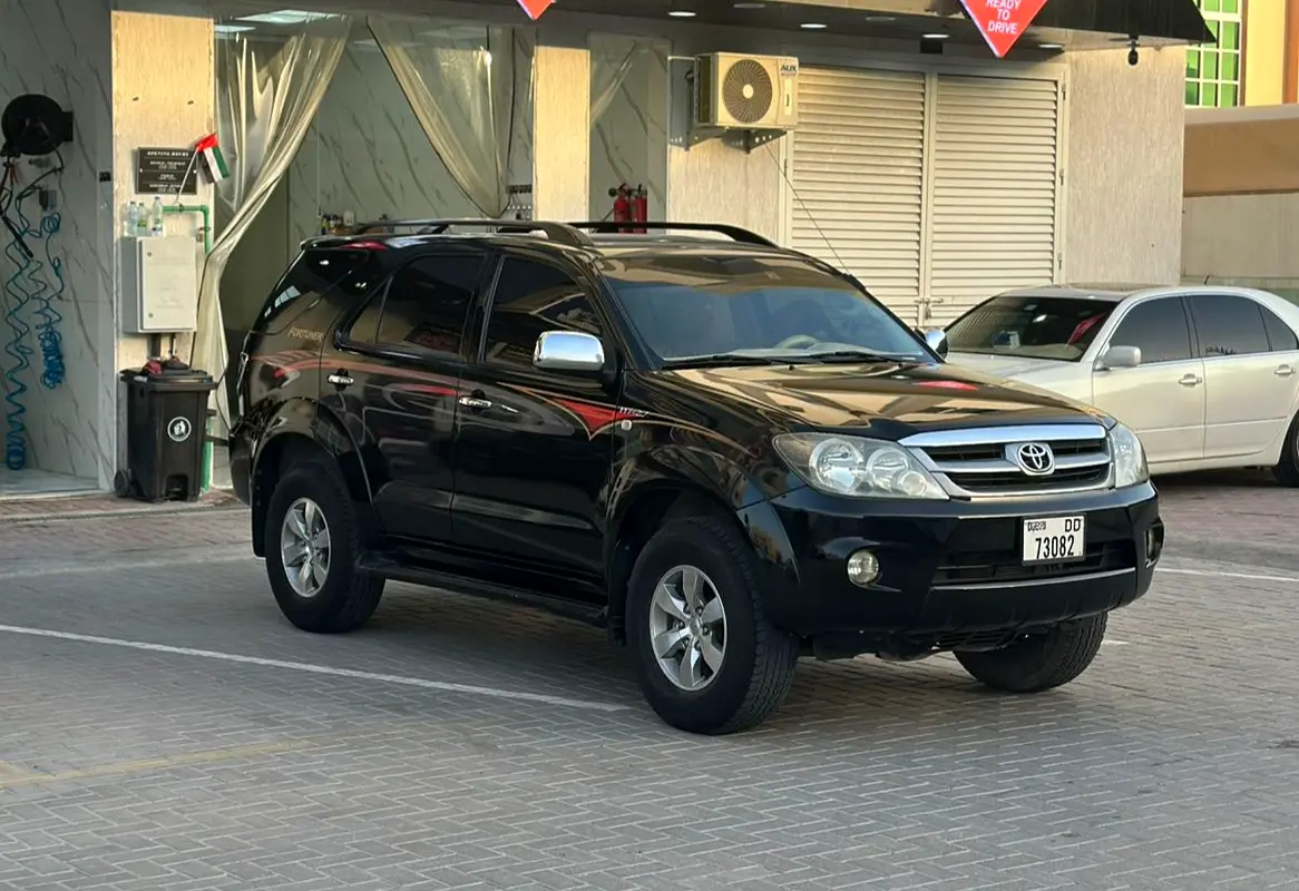 Toyota Fortuner 2007 — photo 1 of 10