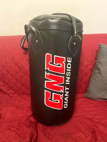 Ceiling-mounted heavy-duty hanging boxing bag good condition(negotiable price)