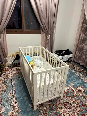 Babyshop White Wooden Baby Crib with matress, cot bumper, 3 bedsheets  and a baby cushion
