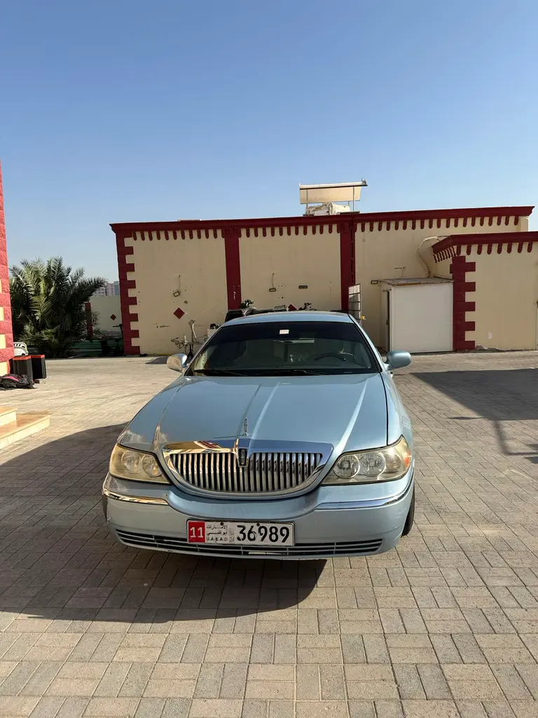 Lincoln Town Car 2011 — photo 1 of 7