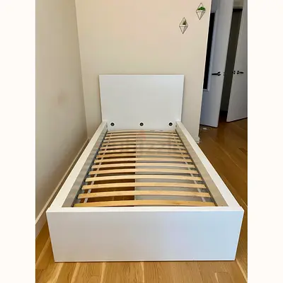 Ikea malm white single bed including Ikeam matress and 2 drawers also