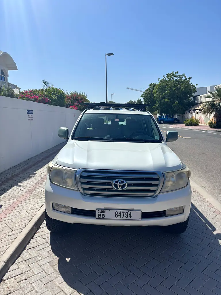 Toyota Land Cruiser 2010 — photo 1 of 11