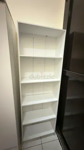 خزانة ملابس وارفف مساندة Wardrobe with supporting shelves.