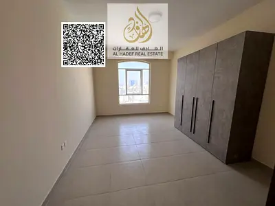 غرفتين وصاله اول ساكن مع خزائن بالحائط مع باركن على كورنيش عجمان