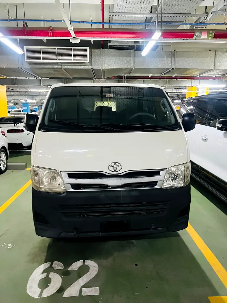 Toyota Hiace 2013 — photo 1 of 7