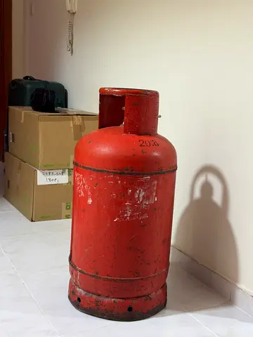 Used Red LPG Gas Cylinder Medium with regulator.