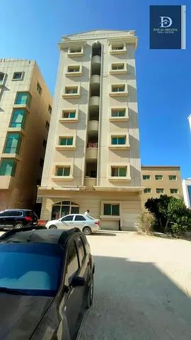 For sale a building in Sharjah, Al-Qalia area, an area of 2700 feet, consisting of a ground floor + 6 recurring floors, consisting of 12 rooms and a lounge + 15 studios + a shop - age 14 years old, cu