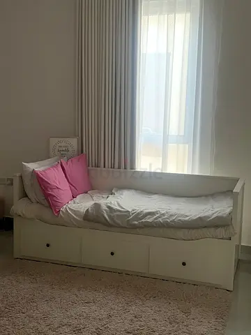 White Daybed with Storage Drawers in Good Condition