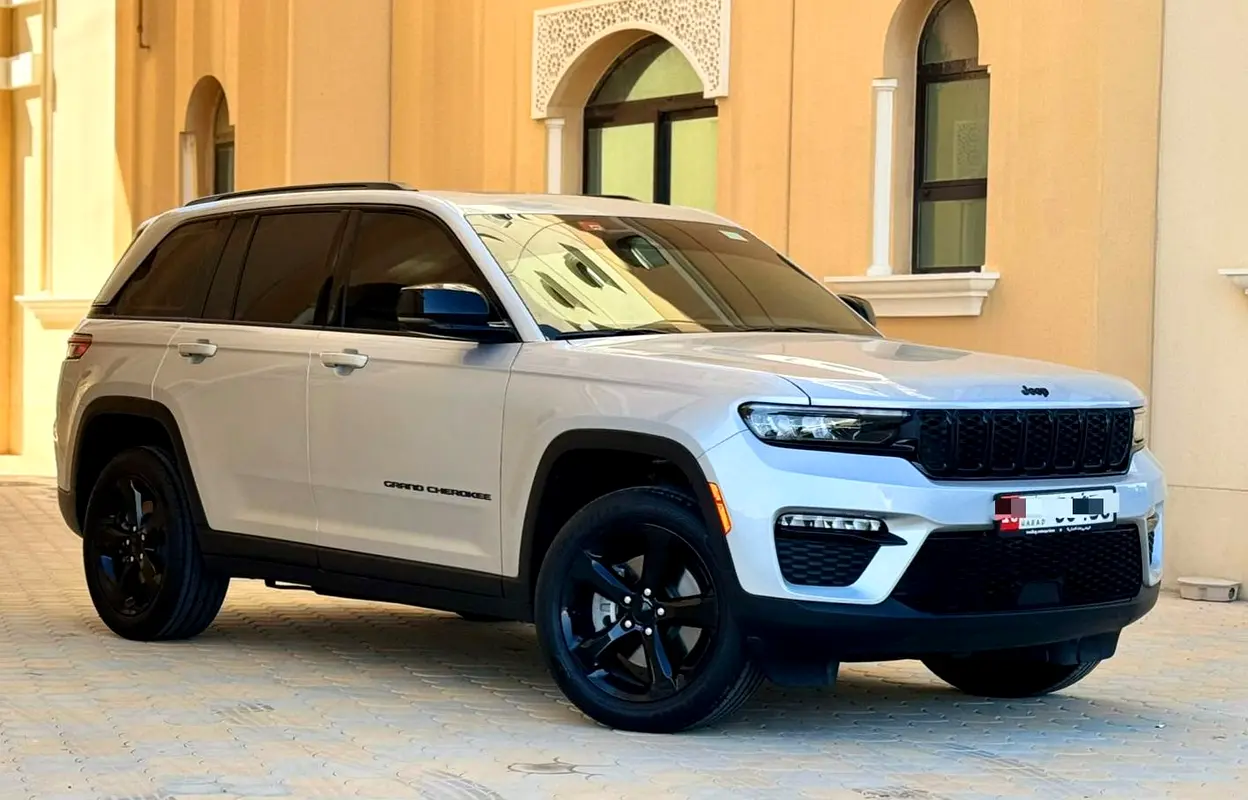 Jeep Grand Cherokee 2023 — photo 1 of 12