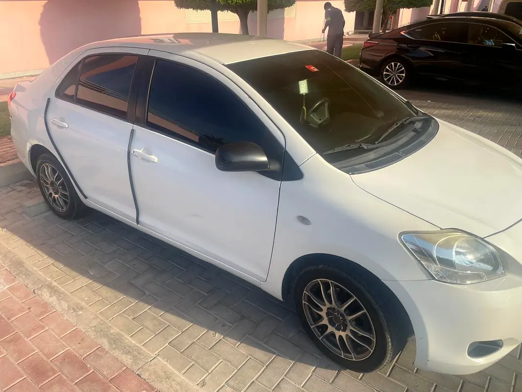 Toyota Yaris 2008 — photo 1 of 9