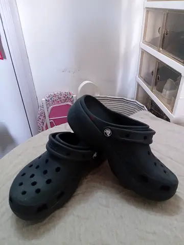Black casual slip-on clogs (Crocs-style) - size 8 women
