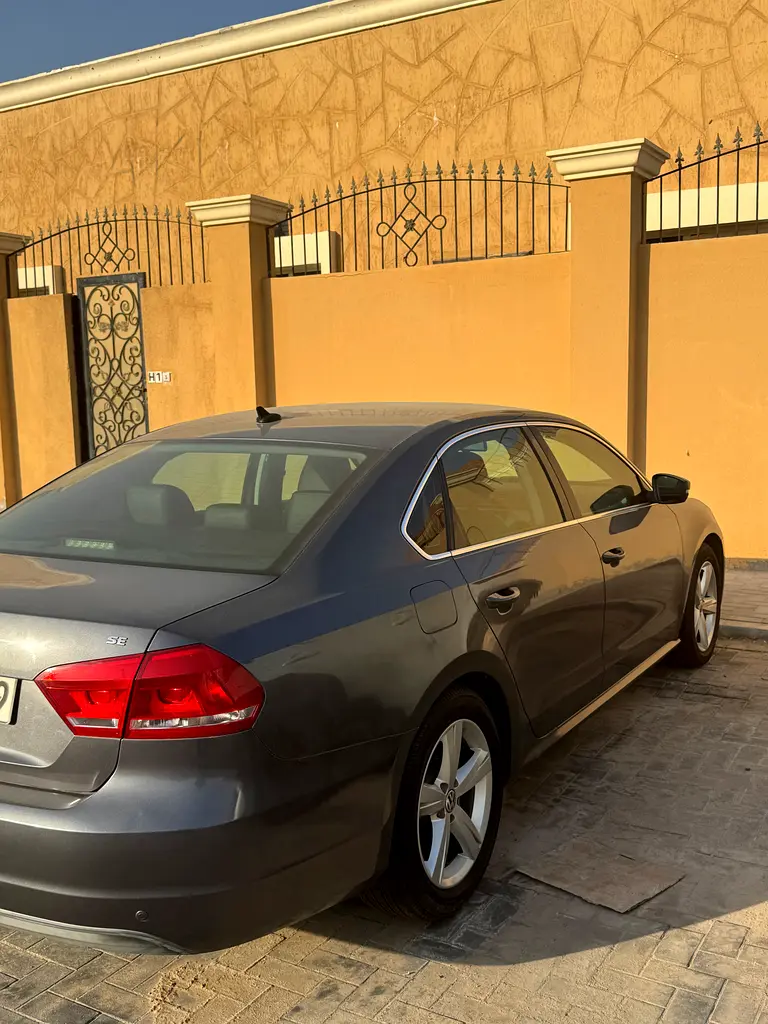 Volkswagen Passat 2013 — photo 1 of 14