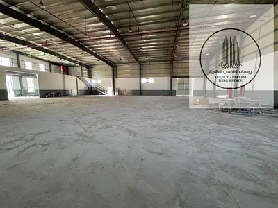 مستودع للإيجار أم القيوين 21500 قدم كهرباء 150 كيلو واط
