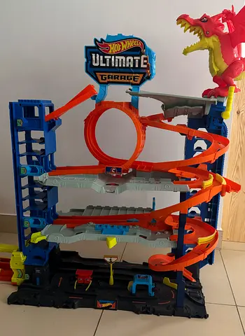 Hot Wheels Ultimate Garage playset with dragon accessory - good condition