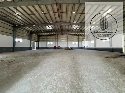 مستودع مميز للإيجار في أم القيوين | مساحة كبيرة مع ساحة خارجية وكهرباء عالية