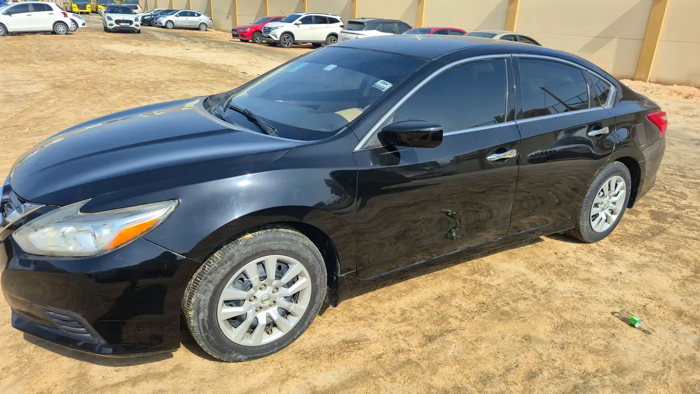 Nissan Altima 2017 — photo 1 of 17