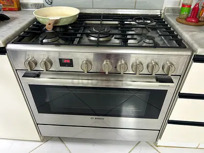 Bosch 5 Burner Gas Cooker – Excellent Condition Model: HGS738356M/02 Made in Italy) AVAILABLE 20 MAY
