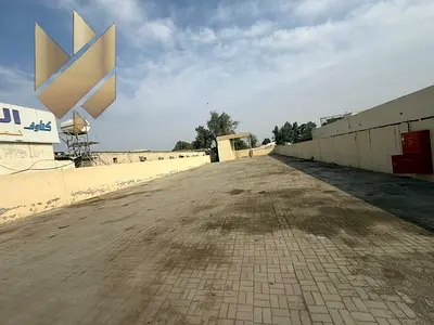 أرض للإيجار في المنطقة الصناعية 5 بالشارقة، مساحتها الإجمالية 17,000 قدم مربع، تقع خلف المحلات التجارية، وتضم مساحات مكتبية، مع سهولة وصول الشاحنات.