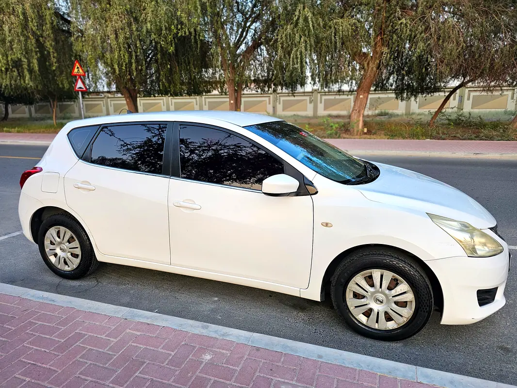 Nissan Tiida 2016 — photo 1 of 13