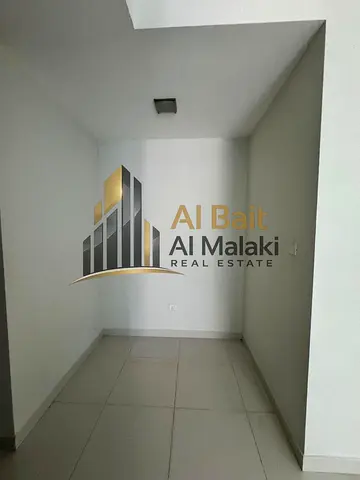 شقة للايجار السنوي  المنطقة :الخان عداد الغرف:1ماستر الحمامات :2 تكيف : مركزي  الدفعات :4/6 التامين :  مؤجل شهرين‎ باركن :فري جيم: فري