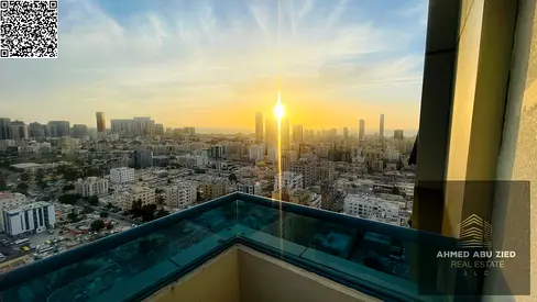 شقة واسعة ومشرقة بثلاث غرف نوم وصالة - غرفة للخادمة - موقف سيارات - ثلاث شرفات - خزائن ملابس - قريبة من مخرج 311 بمطار دبي ومطار الشارقة الدولي