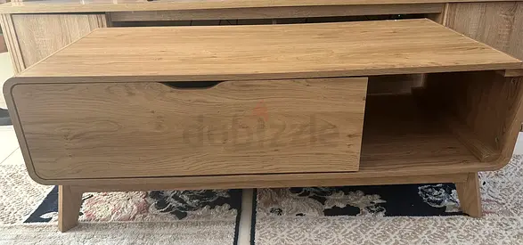 طاولة كبيرة بالوسط