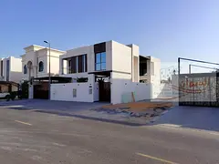 High-end finishes, spacious areas, swimming pool, elevator, modern building