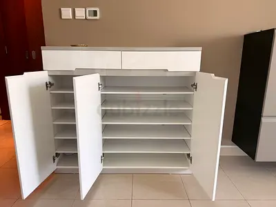 White High-Gloss Shoe Cabinet with Multiple Shelves and Drawers