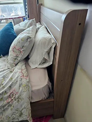 Wooden Single Bed Frame with Headboard - Good Condition - slept in only 15 days! Queen size!