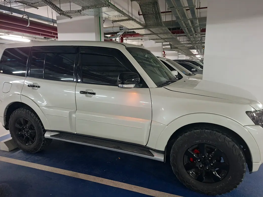 Mitsubishi Pajero 2017 — photo 1 of 9