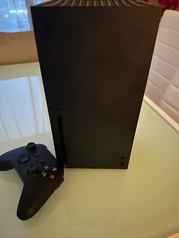 Xbox Series X with 1 controller