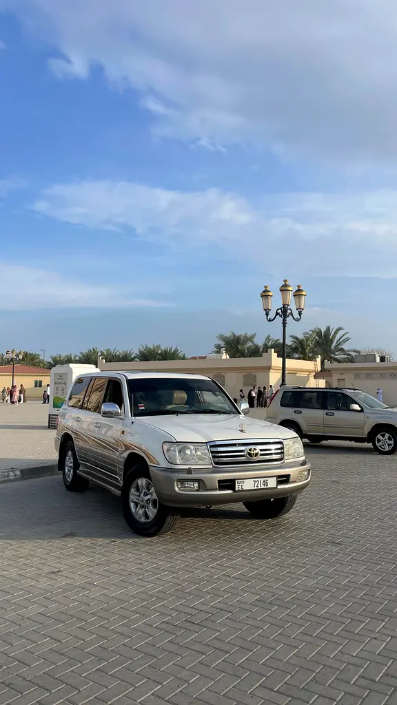 Toyota Land Cruiser 2006 — photo 1 of 13