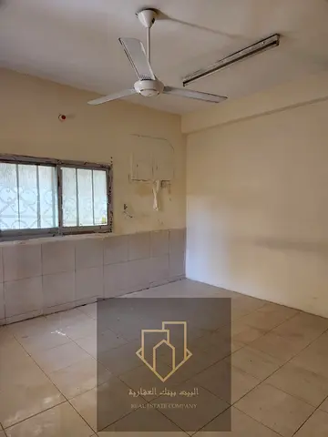 فرصة مميزة لاستئجار بناية كاملة بموقع حيوي في منطقة الليوارة، مناسبة لسكن العائلات الكبيرة أو سكن الموظفين، وتتميز بمساحات واسعة وتقسيم عملي يوفر الرا