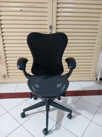 Selling Herman Miller mirra 2 Chair. Good condition only little use.