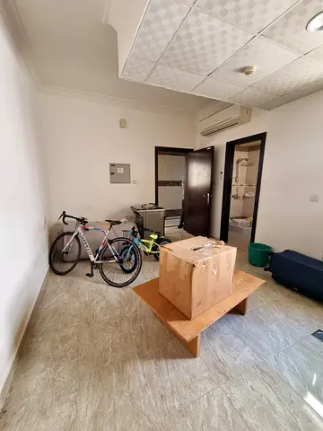 للإيجار السنوي في مويلح التجارية – الشارقة 🏡 استديو بمساحة جميلة وتشطيب ممتاز، مع تكييف ويندو وموقع مميز قريب من جميع الخدمات والمواصلات، مناسب للسكن