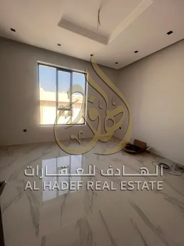 فيلا مودرن 5 غرف ماستر (ثاني ساكن) | حديقة و4 مواقف | بقيمة 230,000 درهم