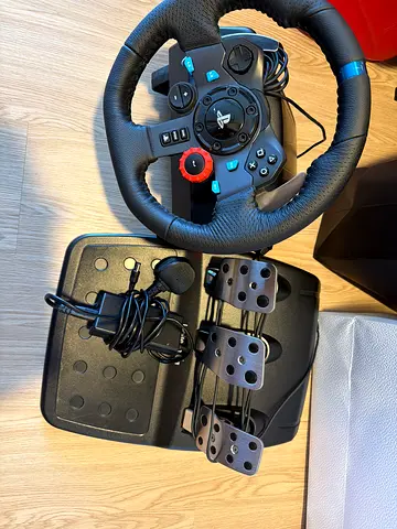 Logitech g29, wheel and pedals simulator for gaming