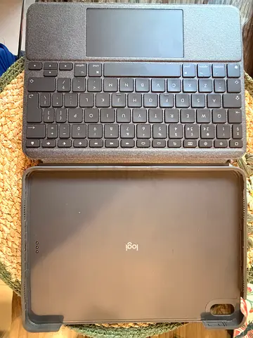 Logi keyboard case with trackpad for iPad (detachable)