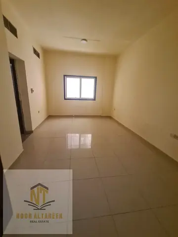 A distinctive studio at an economical price in a vibrant location with easy access to main roads and transportation.
