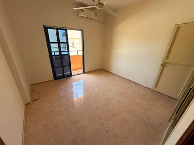 الروضه عجمان_ببلكونه اطلاله مفتوحه _مطبخ منفصل _تكييف سبيلت