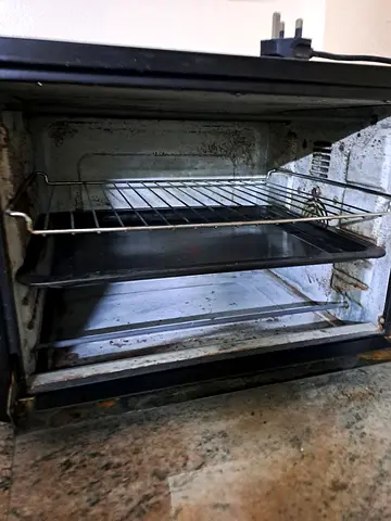 Used countertop electric oven / toaster oven - needs cleaning