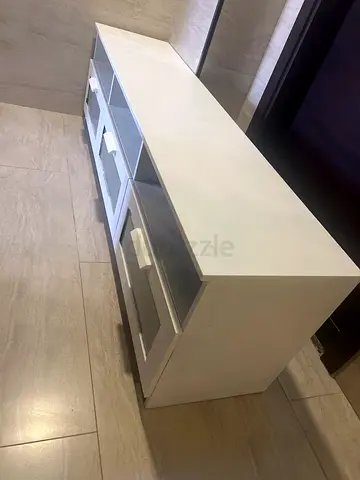 طاولة تلفزيون