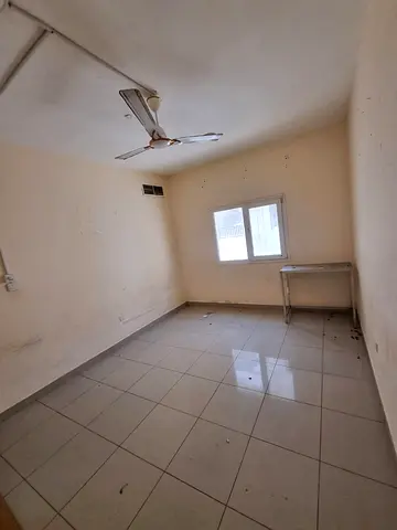 شقة غرفة وصالة للإيجار في مويلح التجارية الشارقة غرفة ماستر تكييف مركزي موقع قريب من الخدمات السعر 34000 سنويا 4 او 6 دفعات تأمين 2000