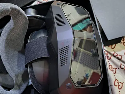 Used VR Headset / Virtual Reality Goggles in Good Condition