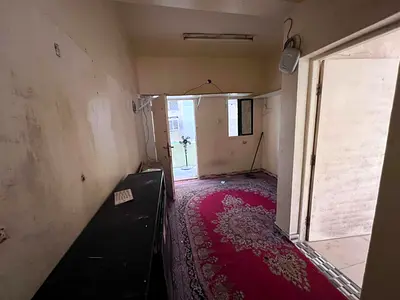 شقة غرفة وصالة للإيجار السنوي في موقع مميز جداً ثاني صف من كورنيش عجمان، قريب من البحر والممشى والخدمات الحيوية،