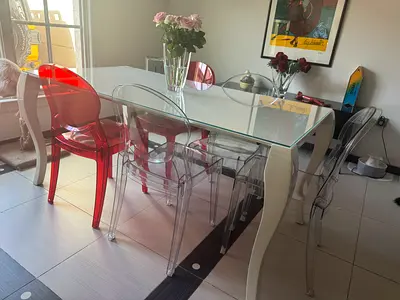 Modern White Extendable Dining Table - 6/8 people - Transparent Chairs – Like New