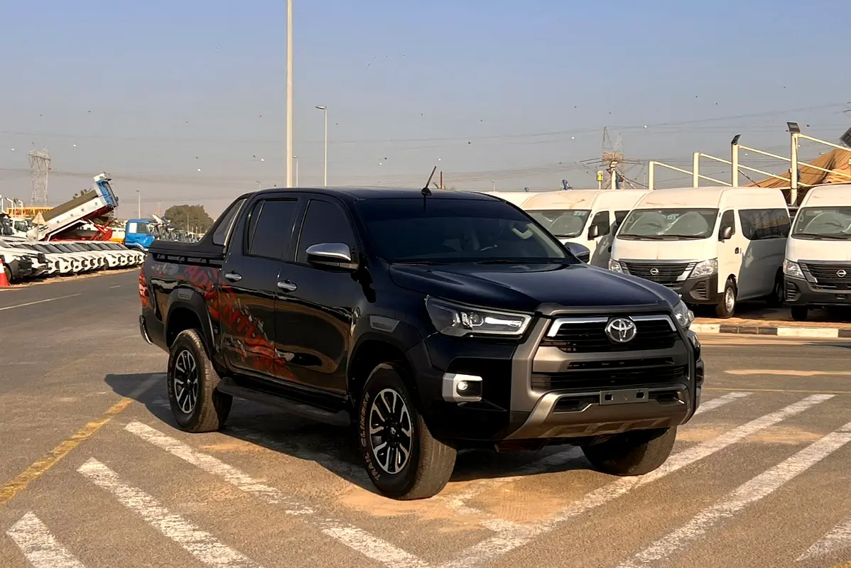 Toyota Hilux 2019 — photo 1 of 19