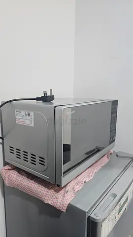 Compact countertop microwave oven — good working condition