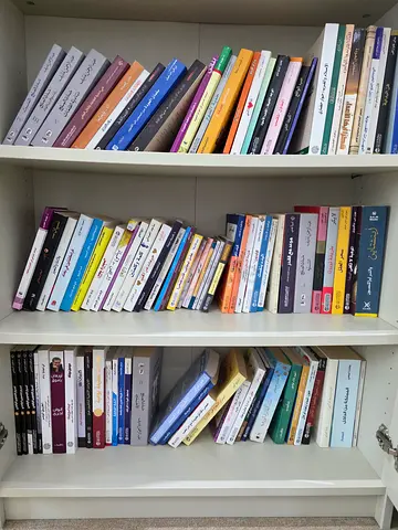 كتب و مجلدات عربيه متنوعه للبيع مع المكتبه الخشبيه